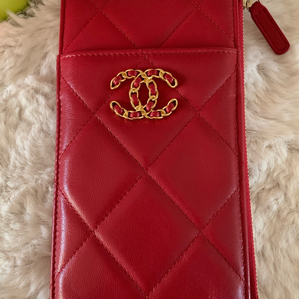 ❌❌SOLD elsewhere❌❌ Chanel 19 phone card holder